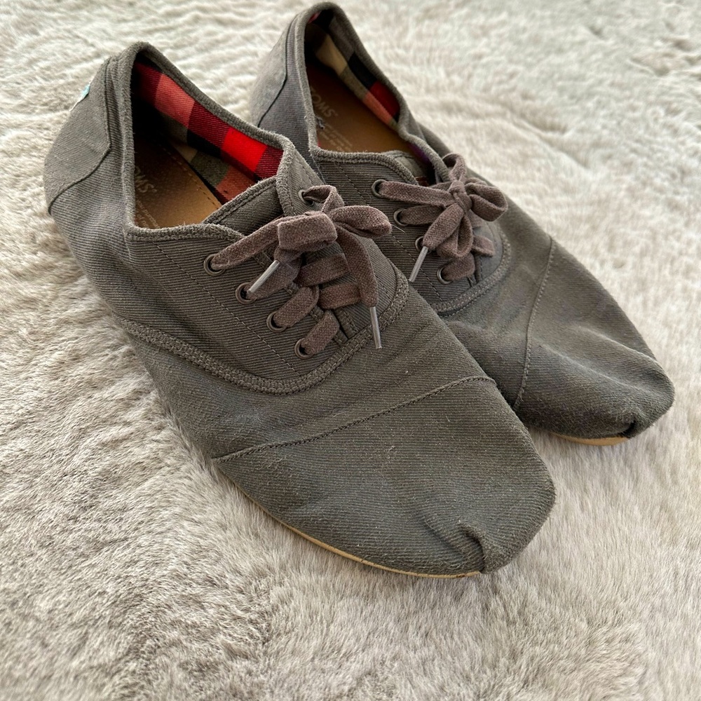 Tom’s shoes